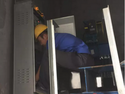 奮戰(zhàn)高溫 確保電梯安全運(yùn)行