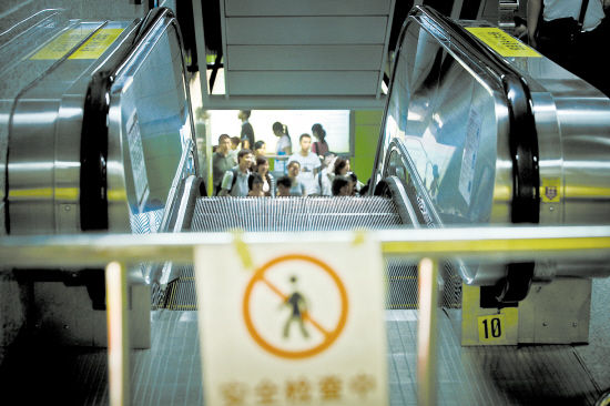 廣州崗頂?shù)罔F電梯發(fā)生意外 2人受傷