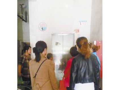 石家莊某小區(qū)半數(shù)電梯停運