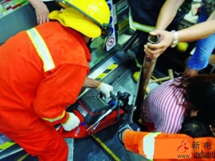 大人們，你們能不能帶好小孩乘扶梯！