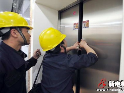 電梯救援請讓專業(yè)人員去做，破壞性救援讓人瞠目結(jié)舌