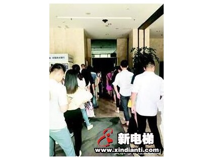 白領(lǐng)每天排隊(duì)半小時(shí)等電梯