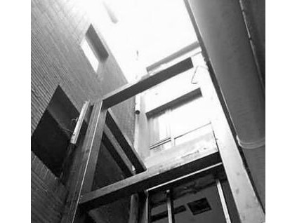 鄭州一小區(qū)住戶(hù)樓外私裝電梯 規(guī)劃部門(mén)責(zé)令拆除