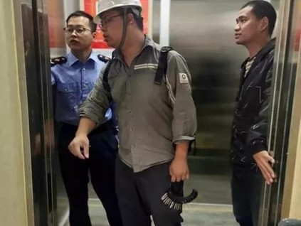 電梯施工工人被困電梯，灌云警方火速營(yíng)救