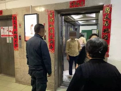 上海4萬(wàn)多臺(tái)小區(qū)老電梯，多少維修難難難？電梯驚魂，傷不起！