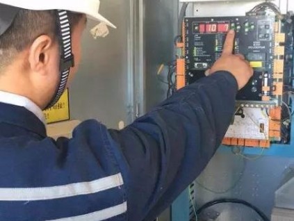 電梯內(nèi)蹦跳嬉戲打鬧，突然“墜梯”嚇懵頑童！