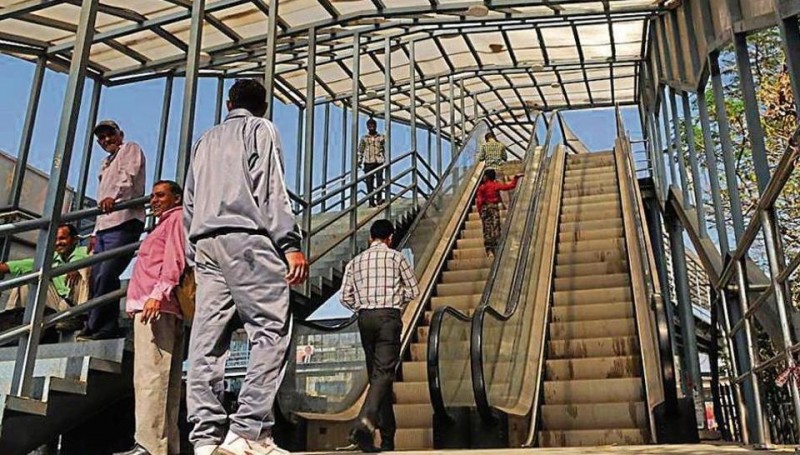 印度欽奈危險(xiǎn)交叉路口安裝帶自動(dòng)扶梯的人行天橋