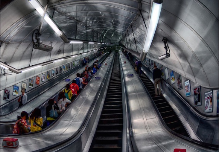 倫敦交通局&ldquo;只能站著&rdquo;的自動扶梯計劃喊停