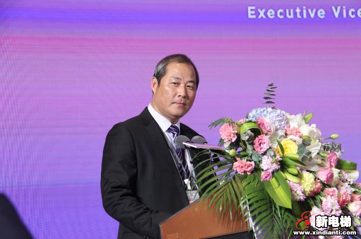 常務(wù)副總馬明軍做銷售工作報(bào)告。