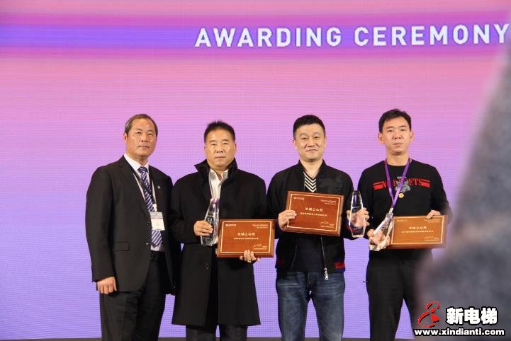 會(huì)議對(duì)辛苦付出并取得優(yōu)異成績(jī)的代理商進(jìn)行頒獎(jiǎng)。