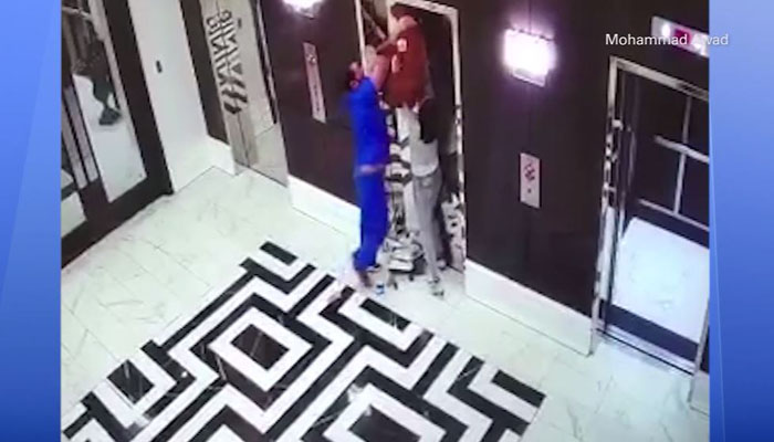 路過醫(yī)生反應(yīng)迅速，救下牽繩被電梯夾住的小狗