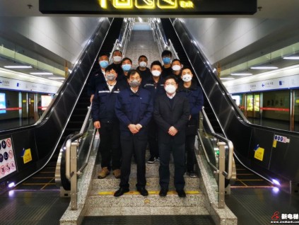 康力電梯董事長(zhǎng)王友林親臨一線慰問(wèn)蘇州地鐵維保團(tuán)隊(duì)