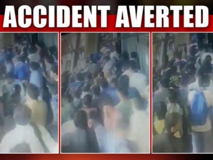 印度孟買自動(dòng)扶梯突然倒退導(dǎo)致