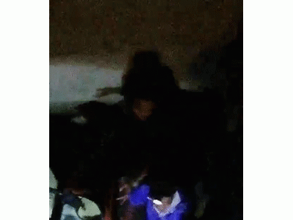 騎電瓶車上樓，13歲男孩墜井