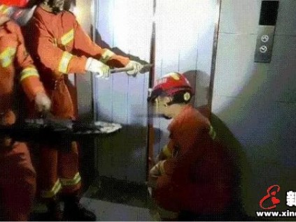 電梯又遭破拆！停電致乘客困梯，消防員用擴(kuò)張鉗破拆救援！