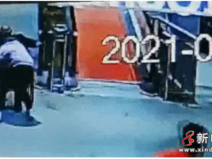 驚魂一幕！老人坐輪椅乘自動(dòng)人行道失控沖下…女員工跪地?cái)r截！