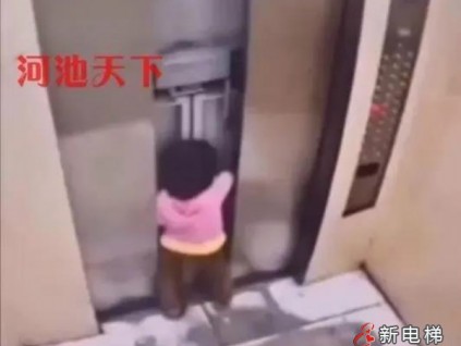 真驚險！廣西一女童被困電梯，竟徒手扒開轎門、層門…不知是否平安？