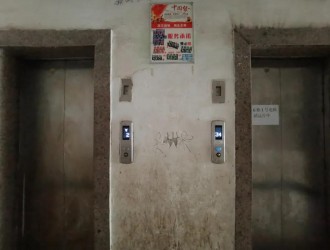 湖北黃石7.5日，電梯突然失速沖頂，業(yè)主瞬間被騰空拋起砸向天花板！