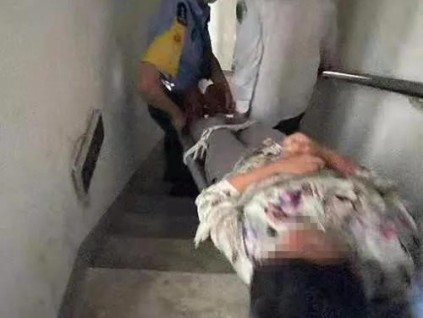 停電導(dǎo)致女子被困電梯，據(jù)說“缺氧”致不適被120抬走