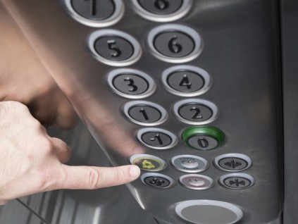 高層電梯“老齡化”，是否應(yīng)強制報廢？