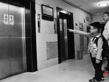 女子在電梯內(nèi)摔傷，獲賠19萬(wàn)余元，電梯公司無(wú)責(zé)任！