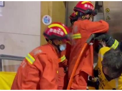 杭州一電梯突發(fā)困人，消防破拆電梯門，真實(shí)原因可能是超載