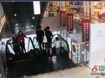 北京平谷一幼童手臂卷進(jìn)商場(chǎng)扶梯，監(jiān)控視頻記錄驚險(xiǎn)一幕