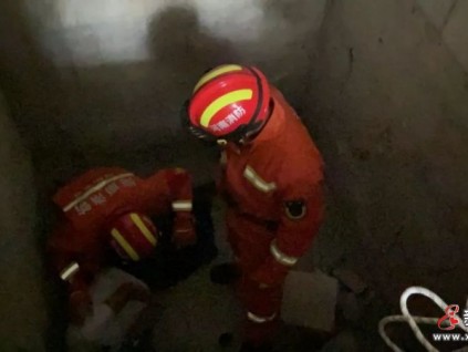 驚險！信陽一男子不慎墜入電梯井！幸好……