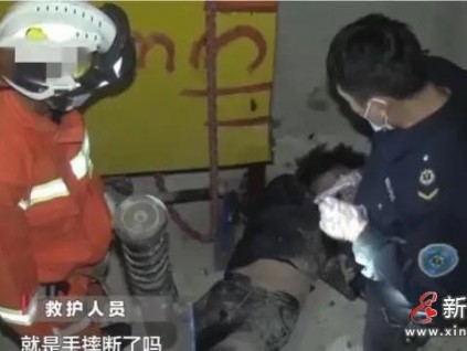 保安幫忙打開電梯門，女子找手機(jī)掉進(jìn)去，這回物業(yè)要攤上事了