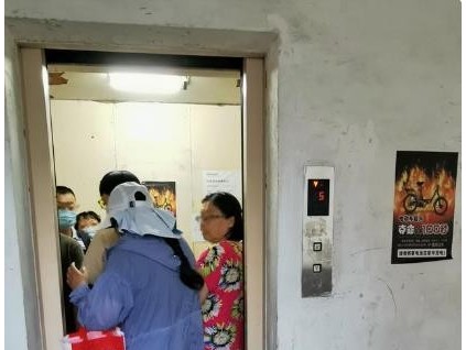 一個(gè)趴窩多時(shí)一個(gè)帶病運(yùn)行，老樓電梯大修為何這么難？