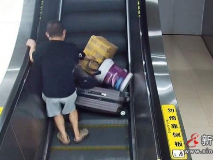 女乘客連人帶物滾落電梯 身后男乘客用身體穩(wěn)穩(wěn)頂住化險為夷