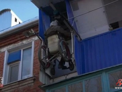 太陽能輪椅電梯，俄羅斯這位殘疾人發(fā)明亮了