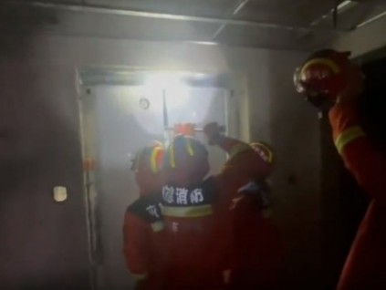 事發(fā)濟南，電梯突發(fā)故障，一男子被困12樓，消防迅速到場救援