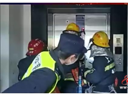 上海奉賢一名5歲男童被困電梯內(nèi)