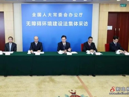 住房和城鄉(xiāng)建設部城市建設司副司長劉李峰:兩層以上的根據(jù)情況就可以加梯