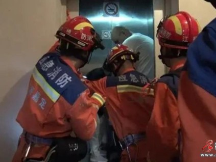 上海消防暖心救出小嬰兒，專業(yè)、安全、守護力滿滿！