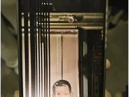 廈門：“紙片人”和真人一起維修電梯？已立案調(diào)查！