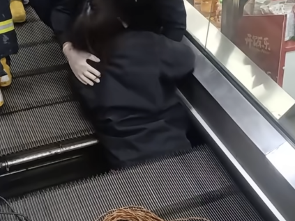 事發(fā)上海奉賢，一超市扶梯梯級塌陷，將一女乘客的腰部卡住