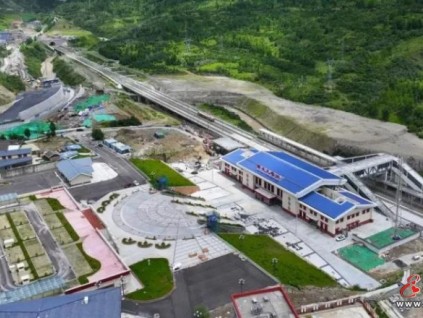 恒達富士電梯助力川青鐵路黃龍九寨站，為西部發(fā)展注入新動能