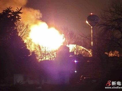 美國(guó)一小鎮(zhèn)運(yùn)輸糧食的升降設(shè)備起火引發(fā)糧倉大規(guī)?；馂?zāi)