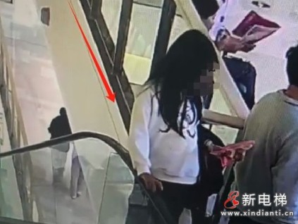 山東濟寧一女生倚靠商場的扶梯玻璃護欄時突然脫落，不幸墜落身亡！