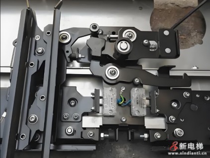 云南文山一小區(qū)45臺(tái)電梯轎門(mén)開(kāi)門(mén)限制裝置被拆除放轎頂，維保公司被處罰