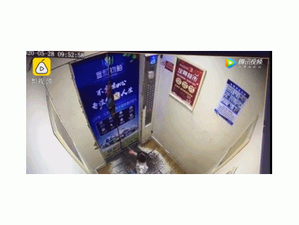 又一起兒童事故，2歲女童被牽引繩懸掛電梯，粗心父母何其多