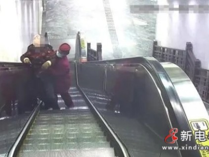 這速度簡直像風一樣快?。?秒沖刺30米即將扶穩(wěn)失去重心老人