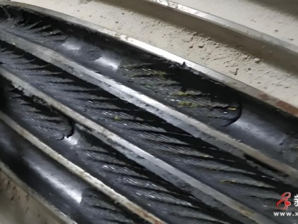 ?電梯鋼絲繩出現(xiàn)油泥造成困人，維保單位擅自短接限速器開關是違法行為，會受到相應處罰