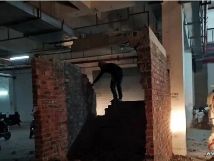 廣西?柳州一小區(qū)業(yè)主因擅自從地下車庫搭建電梯井要安裝私人電梯被執(zhí)法部門依法拆除?