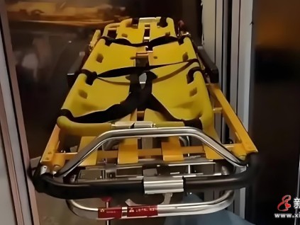 廣東省政協(xié)委員楊曉輝提出住宅小區(qū)設(shè)置一臺(tái)可容納擔(dān)架的電梯