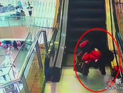 江蘇睢寧2歲男童在家長陪同下走向逆行的扶梯口摔倒被電梯夾斷手指