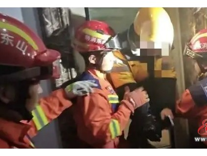 山東濱州一名外賣員深夜被困電梯，看救援過程