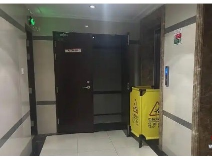 云南昆明一小區(qū)電梯疑因故障沖頂 導(dǎo)致59歲的業(yè)主不幸身亡